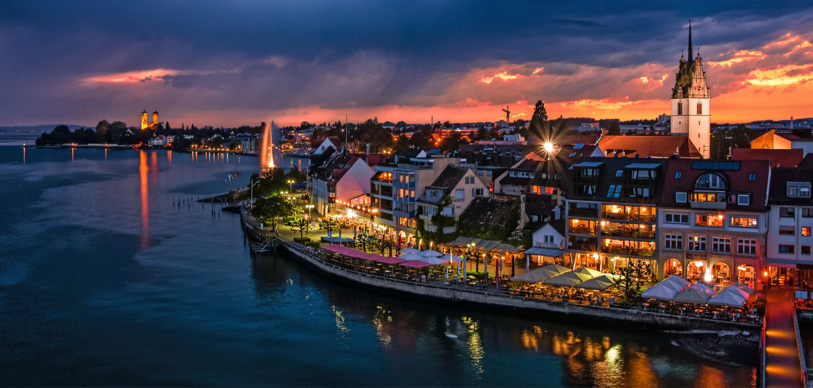 Friedrichshafen bei Nacht